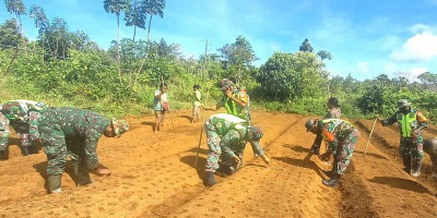 Danposramil dan Babinsa Biak Timur Aksi Tanam Kangkung dan Bayam Bersama Koptan Manna Kampung Kajasbo