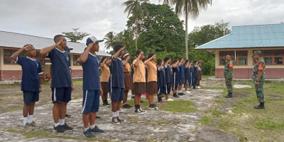 Tumbuhkan Rasa Kekompakan dan Disiplin, Babinsa Latih PBB Siswa SMP