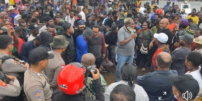 Tokoh Papua Selatan John Gluba Gebze Tenangkan Massa yang Turun ke Jalan