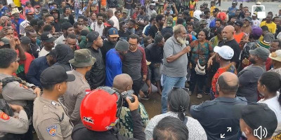 Tokoh Papua Selatan John Gluba Gebze Tenangkan Massa yang Turun ke Jalan