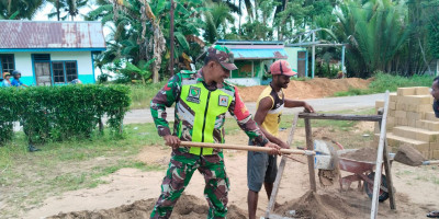 Peduli Kepada Warga, Babinsa Bantu Ayak Pasir Untuk Pembangunan Rumah di Desa Puwery