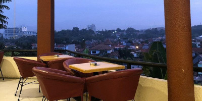 Hidden Gem Coffe Shop di tengah Kota Bogor Miliki Panorama  Gunung