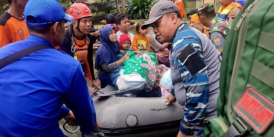 Posal Lanal Semarang Sigap Bantu Warga Terdampak Banjir di Jepara