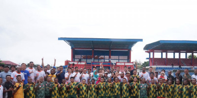 Fun Game! Laga Kodim 1708/BN Melawan Sang Juara Liga 2 PSBS Biak Berlangsung Seru dan Penuh Keakraban