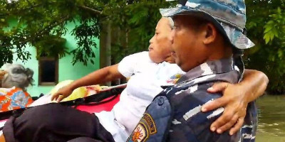 Tidak Kenal Lelah, Posal Lanal Semarang Terus Bantu Korban Banjir di Demak