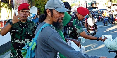 Pusdiklatpassus Kopassus Batujajar Tebar Kebahagiaan dengan 350 Takjil di Bulan Ramadhan