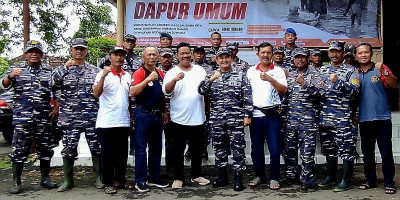 Tiga Posal Lanal Semarang Bahu-membahu Bantu Masyarakat Korban Banjir Juwana