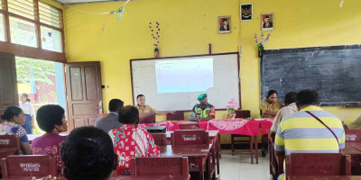 Babinsa Beri Materi Wawasan Kebangsaan Kepada Wali Murid Kelas 9 SMPN 1 Yomdori
