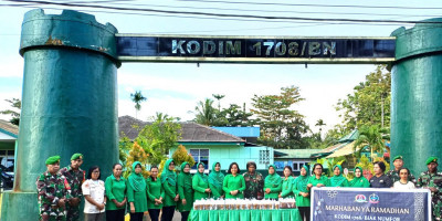 Jelang Berbuka Puasa, Kodim 1708/BN Bagikan Takjil Gratis untuk Warga Pengguna Jalan Depan Makodim 1708/BN