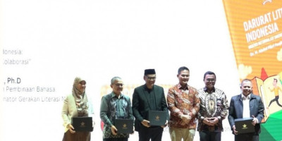 Abdul Fikri Faqih Luncurkan Buku 'Darurat Literasi Indonesia'