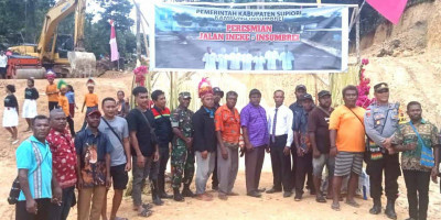 Babinsa Koramil 1708-04/Supiori Selatan Hadiri Ucapan Syukur Peresmian Jalan Desa Insumbrei