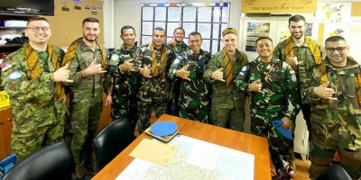 Anggota TNI Perkenalkan ke Dunia Internasional, Blangkon, Wayang Kulit dan Kisah Dewi Shinta