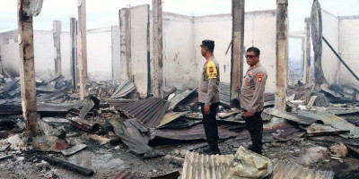 Polres Halmahera Timur Gerak Cepat Bantu Padamkan Api di Pasar Fadel Dela