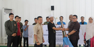 Mahasiswa Manajemen Dakwah Gelar Aksi Masjid 'Tersenyum'