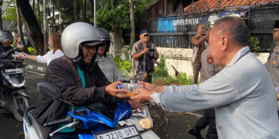 Wujud Toleransi, Umat Nasrani Di Tamansari Jakarta barat Bagikan Makanan Takjil Buka Puasa