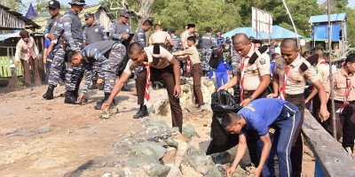 Satgas Trisila 2024 Gelar Karya Bakti dan Bakti Sosial bersama Lanal Dumai