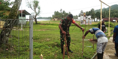 Peduli Terhadap Warga Binaan, Babinsa Bantu Pembuatan Pagar Kantor Balai Kampung Maniri