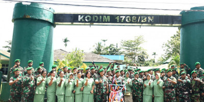 Unik, Dandim 1708/BN Pimpin Tradisi Korp Raport Pelepasan Purna Tugas Personel Kodim 1708/BN dengan Vespa Nyentrik