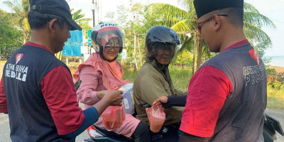 Artha Graha Peduli Bagikan Ratusan Takjil Gratis Selama Ramadhan