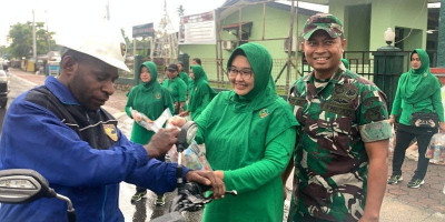 Kodim 1710/Mimika Bagikan Takjil Jelang Maghrib di Kuala Kencana