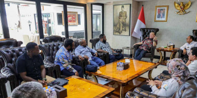 Diskusi Bersama Senator Papua, Ketua DPD RI Bicara Bangsa hingga Bola