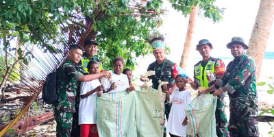 Aksi Grebek Sampah, Dandim 1708/BN Bersama Komunitas Bersihkan Sampah Plastik di Pulau Owi