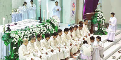 Perayaan Kamis Putih di St. Albertus Harapan Indah Bekasi
