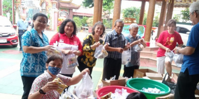 250 Paket Takjil Dibagikan Untuk Warga Berbuka Puasa Di Pelataran Bio Hok Tek Tjeng Sin
