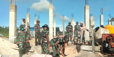 Babinsa Kodim 1708/BN Tekun Bantu Pengecoran Gedung Madrasah Aliyah Babussalam di Wilayah Binaan