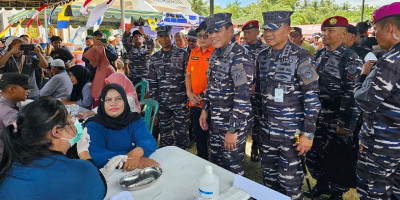 Pangkoarmada RI Dampingi Kasal Tinjau Baksos TNI AL di Bawean dan Tuban.