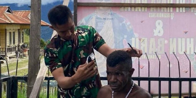Keren ! Prajurit Ksatria Condromowo Pangkas Rambut Warga Papua
