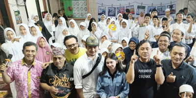 Artis Film Syirik Membuat Ratusan Anak Yatim Pengen Jadi Bintang Film