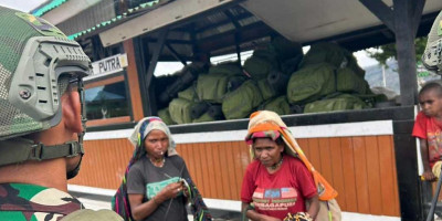 Prajurit Ksatria Condromowo Berikan Bantuan Baju Layak Pakai Masyarakat Kampung Mamba