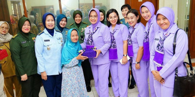 Ibu Raksa Tri Anggana Tantri dan Wanita TNI Gelar Bhakti Sosial Di Panti Jompo