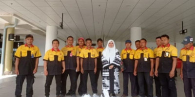 Ramadhan Berkah, Nevi Zuairina Bagikan Paket Ramadhan Ke Porter dan CS di Bandara