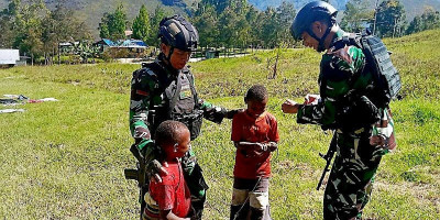 Satgas Yonif 721/Makkasau Jalin Keakraban di Kampung Ninabua Papua