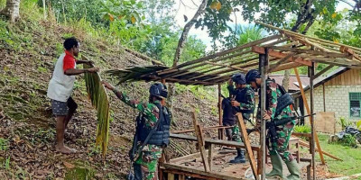 Buatkan Kios Sederhana, Pendekatan Satgas Yonif 310/KK Dicintai Rakyat Dalam Program Binternya