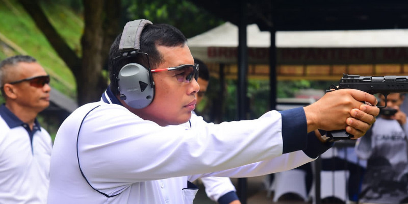 Dankormar Melaksanakan Olahraga Menembak