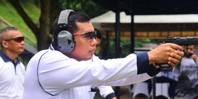Dankormar Melaksanakan Olahraga Menembak