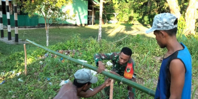 Wujud Kebersamaan dan Kepedulian, Babinsa Bantu Buat Pagar TPU di Kampung Yenggarbun