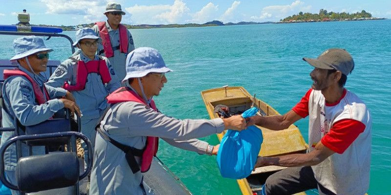 Jelang Idul Fitri, Pangkalan Bakamla Batam Bagikan Sembako untuk Nelayan