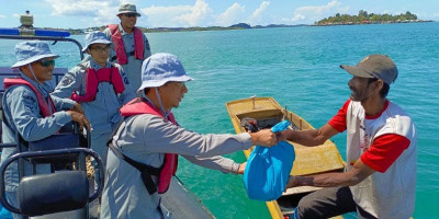 Jelang Idul Fitri, Pangkalan Bakamla Batam Bagikan Sembako untuk Nelayan