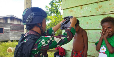Momentum Ramadhan, Satgas Yonif 310/KK Bagikan Sembako dan Pakaian