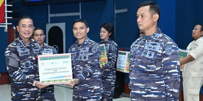 Jelang Idul Fitri 1445 H, Prajurit Koarmada RI Terima  Paket  Sembako dari Kasal