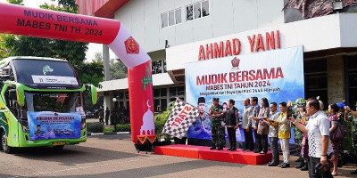 Kasum TNI Melepas Keberangkatan Mudik Bersama Mabes TNI Tahun 2024