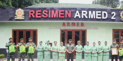 Danmenarmed 2 Kostrad Berikan Prajuritnya THR dan Bingkisan Lebaran