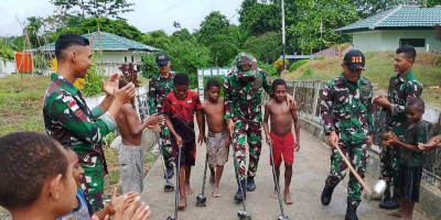Mainan Tradisional Satgas Yonif 310/KK Bawa Keceriaan Anak-anak Papua