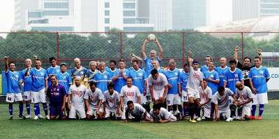 Laga Persahabatan SIWO PWI Jaya vs Tim 86 Old Soccer FC di Pancoran Soccer Field