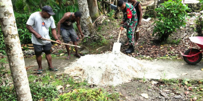 Wujud Kepedulian, Babinsa Bantu Warga Buat Pagar Jalan