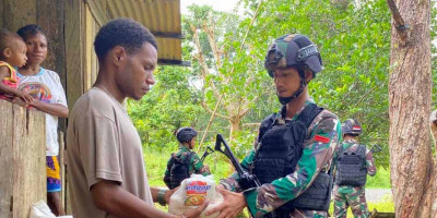Ramadan Berkah Satgas Yonif 310/KK, Patroli dan Berbagi Sembako Warga Door to Door 